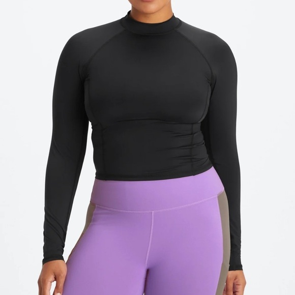 Fabletics Tops - FABLETICS BLACK SEAMLESS LONG SLEEVE CROPPED TOP